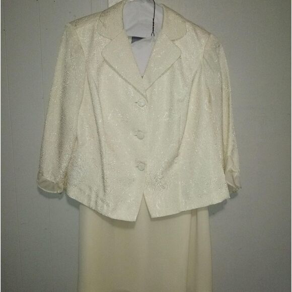 Koret Plus Size Suit - Picture 1 of 6